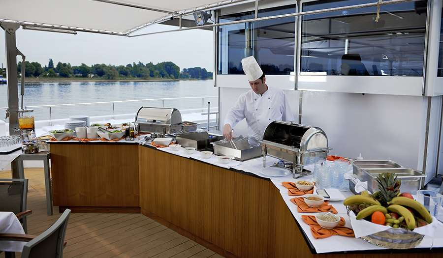 Daily lunch buffet with pasta & carving stations and complimentary soft drinks